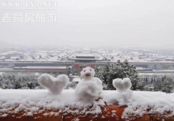 上周末，北京第一场雪之后，故宫银装素裹，美不胜收，成功登顶微博热搜第一位。网友们纷纷评论：“红色配白色，美的那么让人迷醉!”“想起了步步惊心。”于是，一时间网络上再次掀起南方人对于北方人的羡慕热潮。